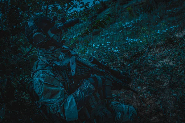 Soldato Con Arma Mano Dispositivo Visione Notturna Uomo Armato Notte — Foto Stock