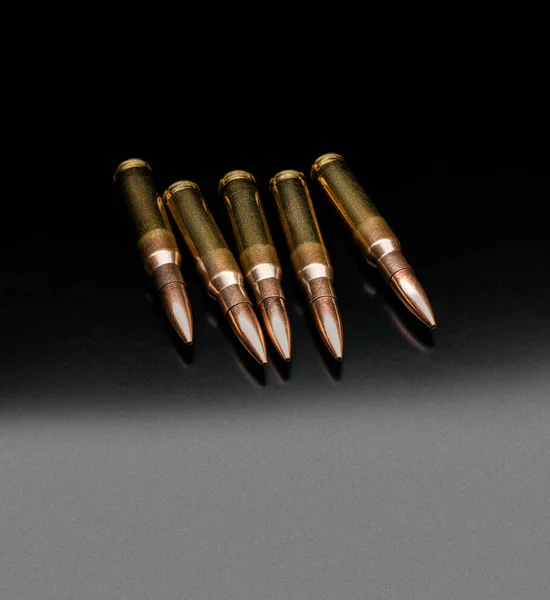反射で黒の背景に孤立弾丸 ライフル弾はブラックバックでクローズアップ 黒のライフルとカービン用のカートリッジ — ストック写真