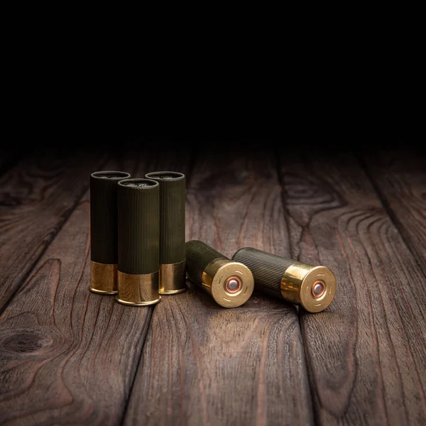 Shotgun Patroner Ett Brunt Träbord Ammunition För Gauge Smoothbore Vapen — Stockfoto