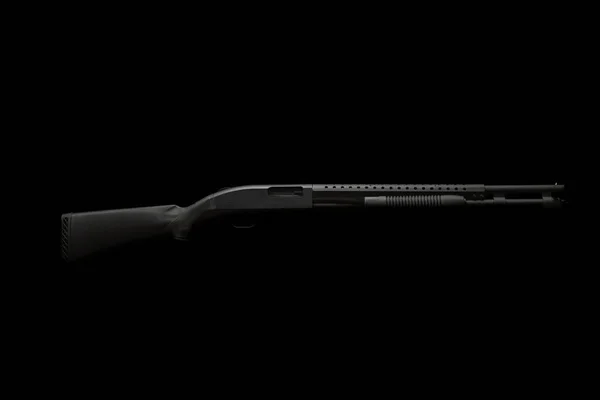 泵动式12口径霰弹枪在黑暗的背景 一种带塑料枪托的滑膛武器 — 图库照片