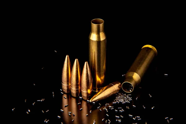 Parçalanmış Tüfek Fişeklerinin Yakın Çekimi Kurşun Refleksle Siyah Arka Planda — Stok fotoğraf