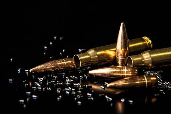Detailní Záběr Rozebraných Nábojů Pušek Kulka Izolované Černém Pozadí Reflexí — Stock fotografie