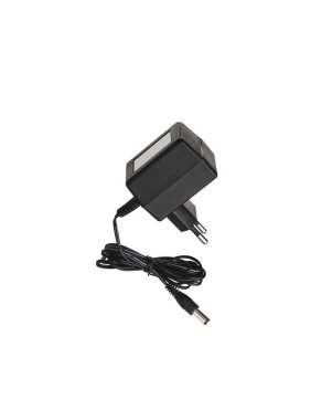 Çeşitli elektronik aletler için güç kaynağı. AC 220 voltu DC 'ye dönüştürmek için bir cihaz. Beyaz arkaplanda izole et.