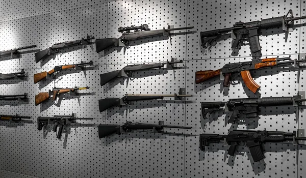Muitos Rifles De Caça Na Superfície De Madeira Resistida Foto