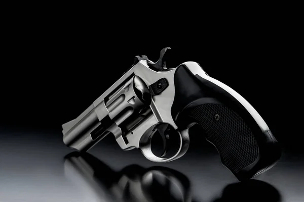 Papel de parede de arma de revólver com arte de linha em fundo de contraste  escuro