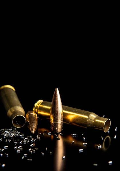 Parçalanmış Tüfek Fişeklerinin Yakın Çekimi Kurşun Refleksle Siyah Arka Planda — Stok fotoğraf
