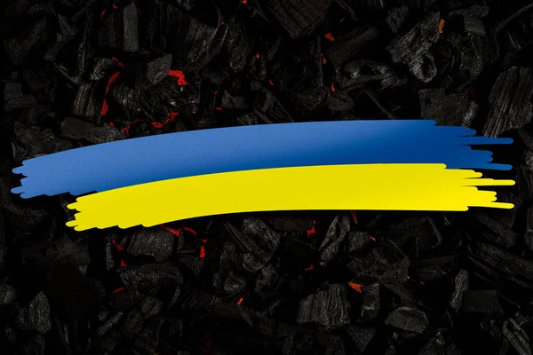 Yanmış Kömürlerin Arka Planına Karşı Ukrayna Ukrayna Bayrağının Renkleri Koyu — Stok fotoğraf