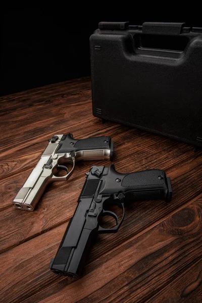 Duas Armas Armas Cano Curto Preto Prata Armas Para Legítima — Fotografia de Stock
