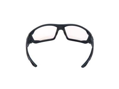 Sporcular, atıcılar ve işçiler için modern güvenlik gözlükleri. Göz koruyucu gözlükler beyaz arkaplanda izole edildi.