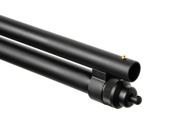 Pompalı tüfek beyaz arka planda izole edilmiş. Pompalı tüfeğin bir kısmına yakın çekim. Plastik kaplamalı pürüzsüz bir silah. 