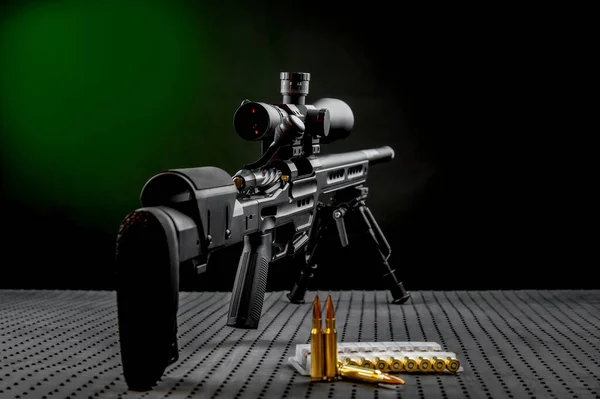 Moderno Potente Rifle Francotirador Con Mira Telescópica Montado Bípode Munición — Foto de Stock