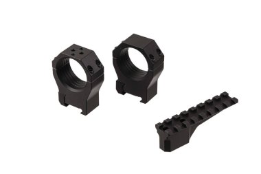 Beyaz arka planda izole edilmiş bir tüfeğin dürbünü için yapılmış hızlı bir bağlantı kopması. Keskin nişancı Dürbünü Hızlıca Bırak.