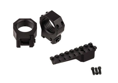 Beyaz arka planda izole edilmiş bir tüfeğin dürbünü için yapılmış hızlı bir bağlantı kopması. Keskin nişancı Dürbünü Hızlıca Bırak.