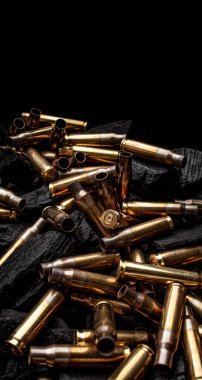 Silahlardan çıkan boş mermiler için yanan siyah kömürler. Savaşın sonuçları işte. Koyu arkaplan.