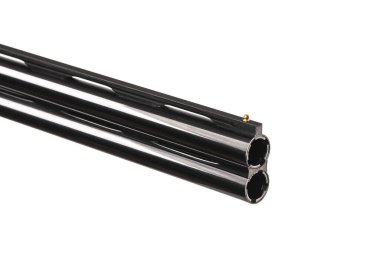 Dikey namlulu, çift namlulu, lüks bir tüfek. Avcılar için pahalı bir silah. Beyaz arkaplanda izole et.