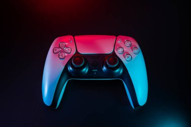 3 Aralık 2020, Odessa, Ukrayna. Beyaz yeni Playstation 5 oyun konsolu, arka planda çift duyulu. Siber Spor poster konsepti.