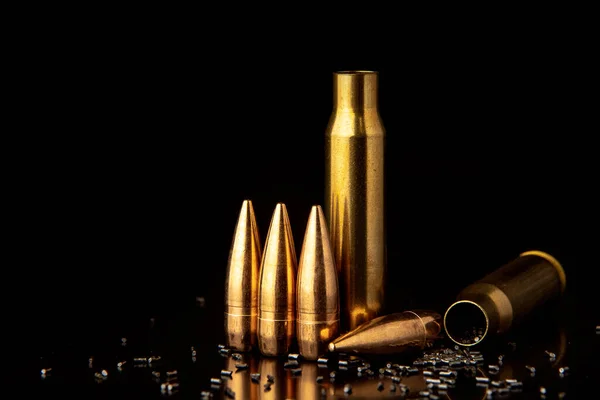 Kogel Geïsoleerd Zwarte Achtergrond Met Reflectie Rifle Kogels Close Zwarte — Stockfoto