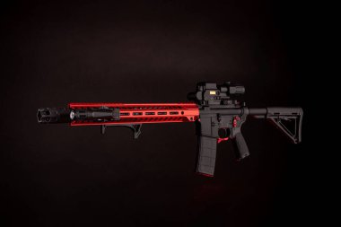 Modern otomatik tüfek siyah arka planda izole edilmiş. Polis, özel kuvvetler ve ordu için silahlar. Optik, mekanik görüşe sahip bir karabina ve karanlık bir arka planda susturucu..