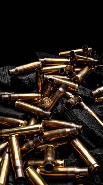 Silahlardan çıkan boş mermiler için yanan siyah kömürler. Savaşın sonuçları işte. Koyu arkaplan.