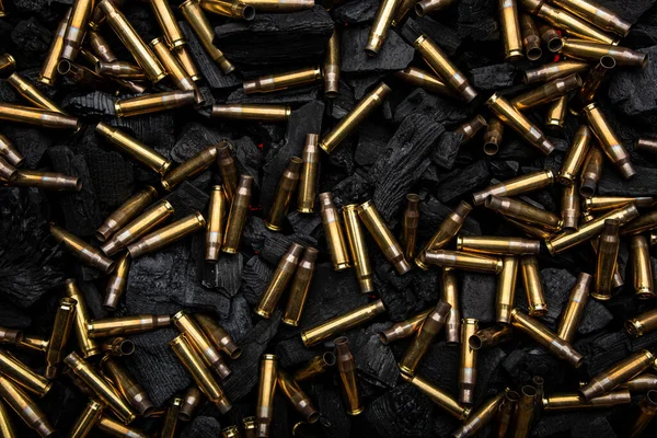 Des Obus Vides Provenant Armes Sur Des Charbons Fusion Noirs — Photo