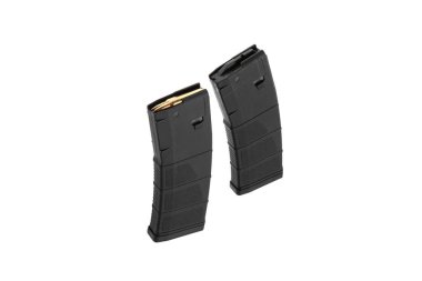 Saldırı tüfeği beyaz arka plan üzerinde izole kartuşları ile dergi.