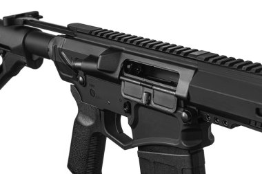 Modern otomatik tüfek beyaz arka planda izole edilmiş. Polis, özel kuvvetler ve ordu için silahlar. Beyaz sırtlı saldırı tüfeği..