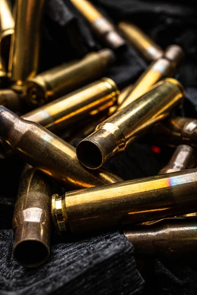 Silahlardan çıkan boş mermiler için yanan siyah kömürler. Savaşın sonuçları işte. Koyu arkaplan.