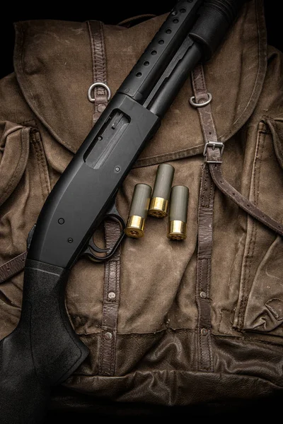 Una Escopeta Galgas Negra Munición Están Una Mochila Lona Arma — Foto de Stock