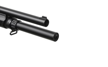 Pompalı tüfek beyaz arka planda izole edilmiş. Pompalı tüfeğin bir kısmına yakın çekim. Plastik kaplamalı pürüzsüz bir silah. 