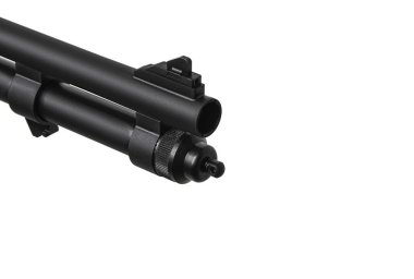 Pompalı tüfek beyaz arka planda izole edilmiş. Pompalı tüfeğin bir kısmına yakın çekim. Plastik kaplamalı pürüzsüz bir silah. 