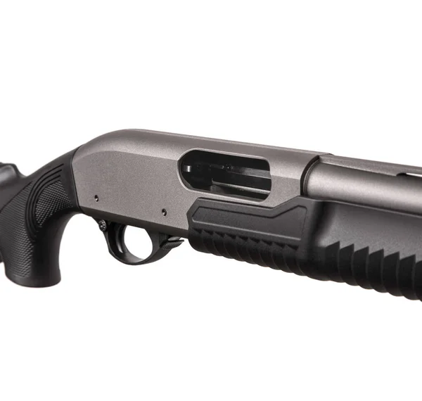 ポンプアクション12ゲージ散弾銃は白い背景に隔離されています 散弾銃の一部のクローズアップショット プラスチック製のスムーズな武器 — ストック写真