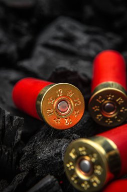 Mangal kömürü üzerinde av tüfeği fişeği. 12 kalibrelik pürüzsüz silahlar için mühimmat. Cephanelik avlıyorum. Koyu arkaplan.