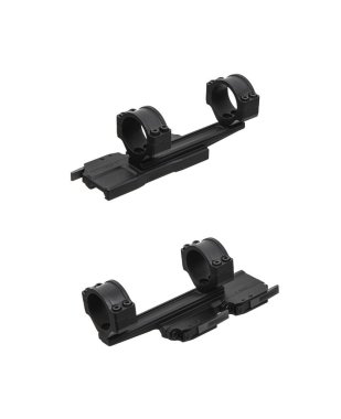 Beyaz arka planda izole edilmiş bir tüfeğin dürbünü için yapılmış hızlı bir bağlantı kopması. Keskin nişancı Dürbünü Hızlıca Bırak.