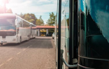 Otobüs durağında insanları taşımak için modern otobüsler duruyor. Açık otobüs kapısına yakın çekim. Hafif arkaplan.