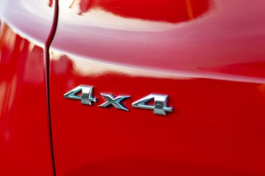 Grunge 4x4 harfli iz. SUV 'lerin dört çekiş modelleri. Kırmızı arkaplanda gümüşle yazılmış eşsiz off-road yazıtları.