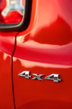 Grunge 4x4 harfli iz. SUV 'lerin dört çekiş modelleri. Kırmızı arkaplanda gümüşle yazılmış eşsiz off-road yazıtları.