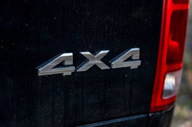 Grunge 4x4 harfli iz. SUV 'lerin dört çekiş modelleri. Siyah arkaplanda gümüşle yazılmış eşsiz off-road yazıtları.