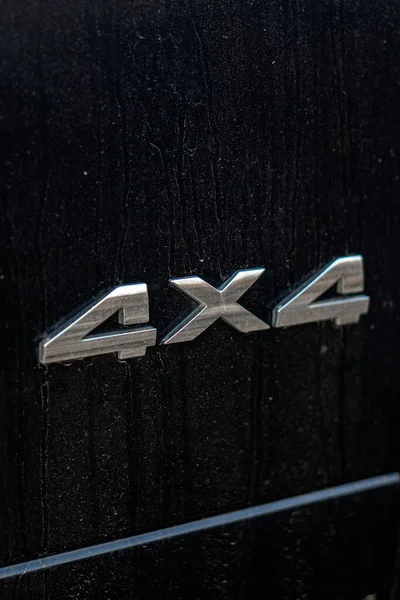 Grunge 4x4 harfli iz. SUV 'lerin dört çekiş modelleri. Siyah arkaplanda gümüşle yazılmış eşsiz off-road yazıtları.