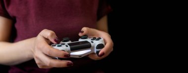 Ukrayna, Odessa 2 Temmuz 2019: Bir kız Playstation 4 'te oyun oynuyor. Ps4 oyun sahası kızların elinde. Oyuncu kız..