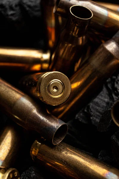 Conchas Vacías Armas Sobre Brasas Negras Ardientes Consecuencias Guerra Fondo — Foto de Stock