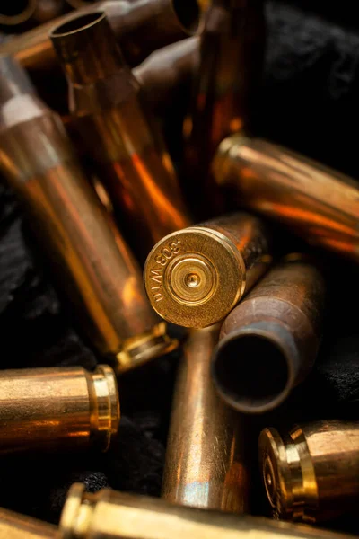 Silahlardan çıkan boş mermiler için yanan siyah kömürler. Savaşın sonuçları işte. Koyu arkaplan.