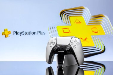 2 Mayıs 2020, Odessa, Ukrayna. Playstation + Koleksiyonlu beyaz yeni Playstation 5 oyun platformu, seçici odaklı. Hafif arkaplan.