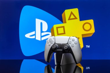 2 Mayıs 2020, Odessa, Ukrayna. Playstation + 'lı beyaz yeni Playstation 5 oyun platformu, seçici odaklı. Mavi arkaplan.