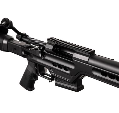 Modern, güçlü keskin nişancı tüfeği. Uzun menzilli silahlar. Beyaz arkaplanda izole et.