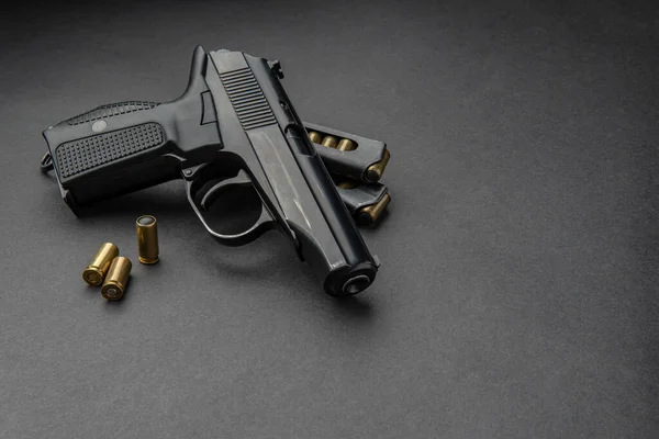 Pistol Cartridges Voor Het Een Donkere Achtergrond Een Wapen Met — Stockfoto