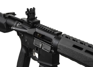 Modern otomatik tüfek beyaz arka planda izole edilmiş. Polis, özel kuvvetler ve ordu için silahlar. Mekanik görüşlü otomatik karabina. Beyaz sırtlı saldırı tüfeği..