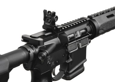 Modern otomatik tüfek beyaz arka planda izole edilmiş. Polis, özel kuvvetler ve ordu için silahlar. Mekanik görüşlü otomatik karabina. Beyaz sırtlı saldırı tüfeği..