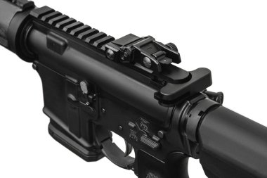 Modern otomatik tüfek beyaz arka planda izole edilmiş. Polis, özel kuvvetler ve ordu için silahlar. Mekanik görüşlü otomatik karabina. Beyaz sırtlı saldırı tüfeği..