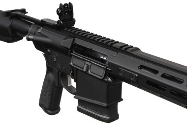 Modern otomatik tüfek beyaz arka planda izole edilmiş. Polis, özel kuvvetler ve ordu için silahlar. Mekanik görüşlü otomatik karabina. Beyaz sırtlı saldırı tüfeği..