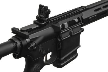 Modern otomatik tüfek beyaz arka planda izole edilmiş. Polis, özel kuvvetler ve ordu için silahlar. Mekanik görüşlü otomatik karabina. Beyaz sırtlı saldırı tüfeği..